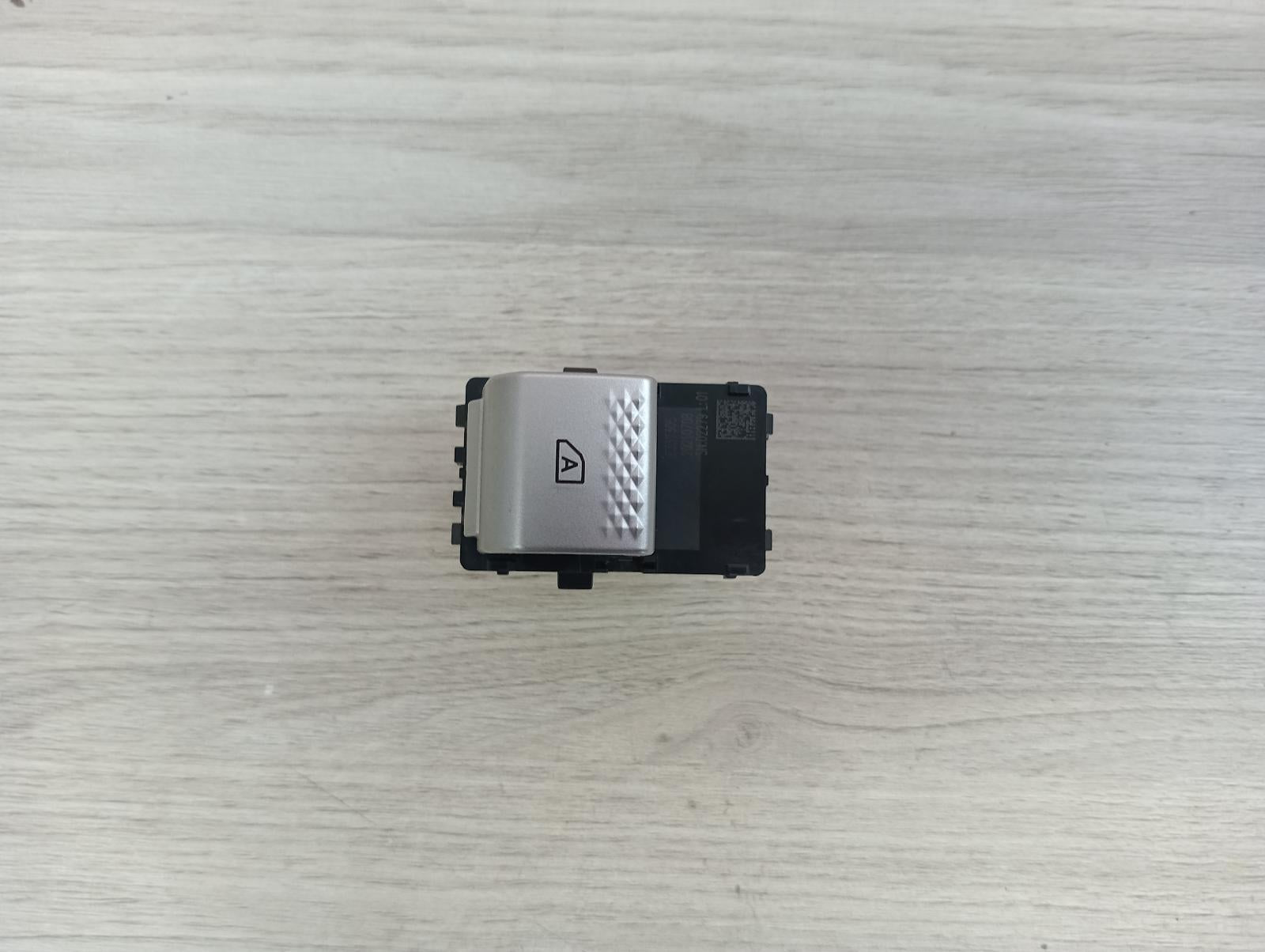 8960747