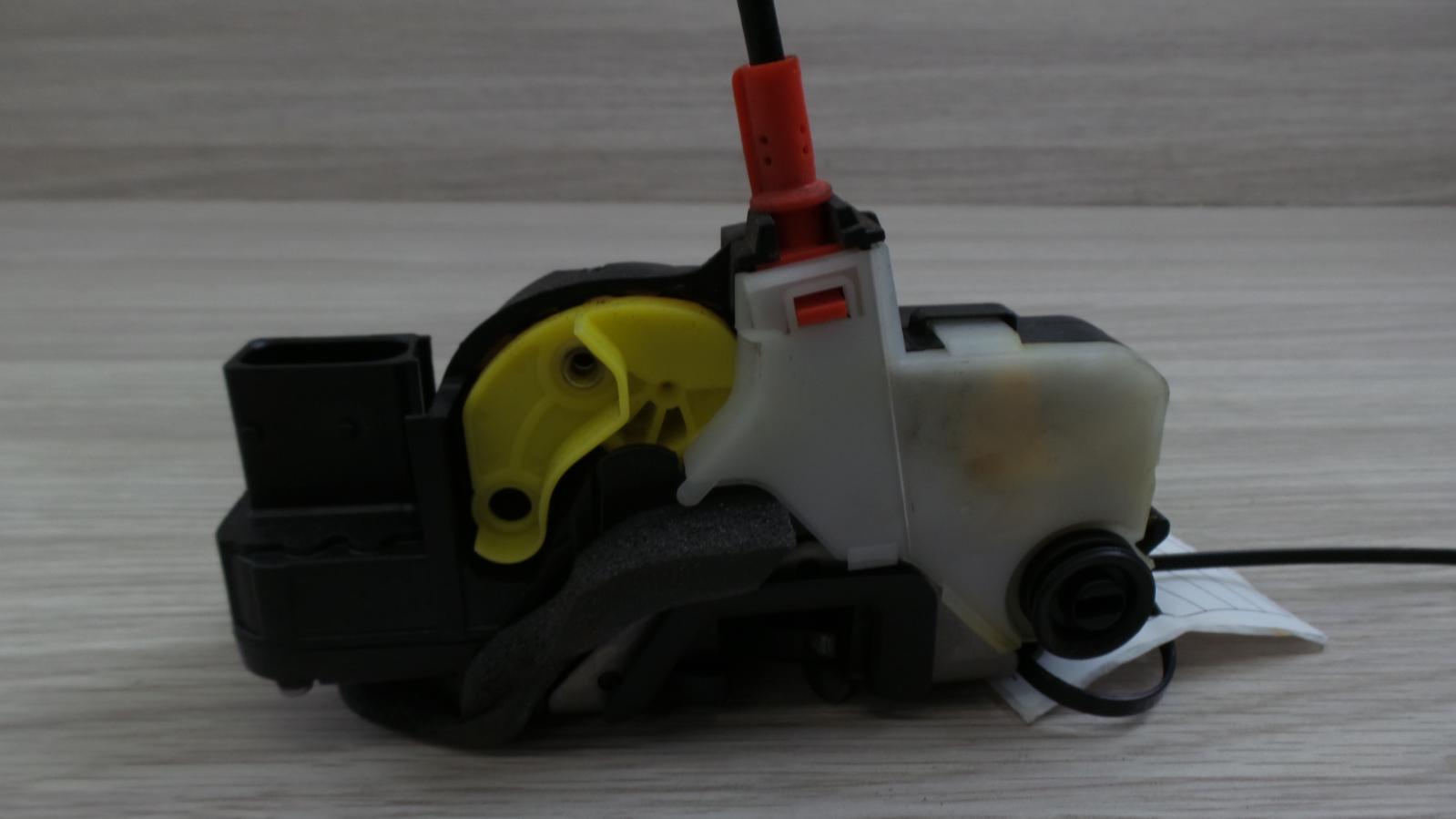 8904600