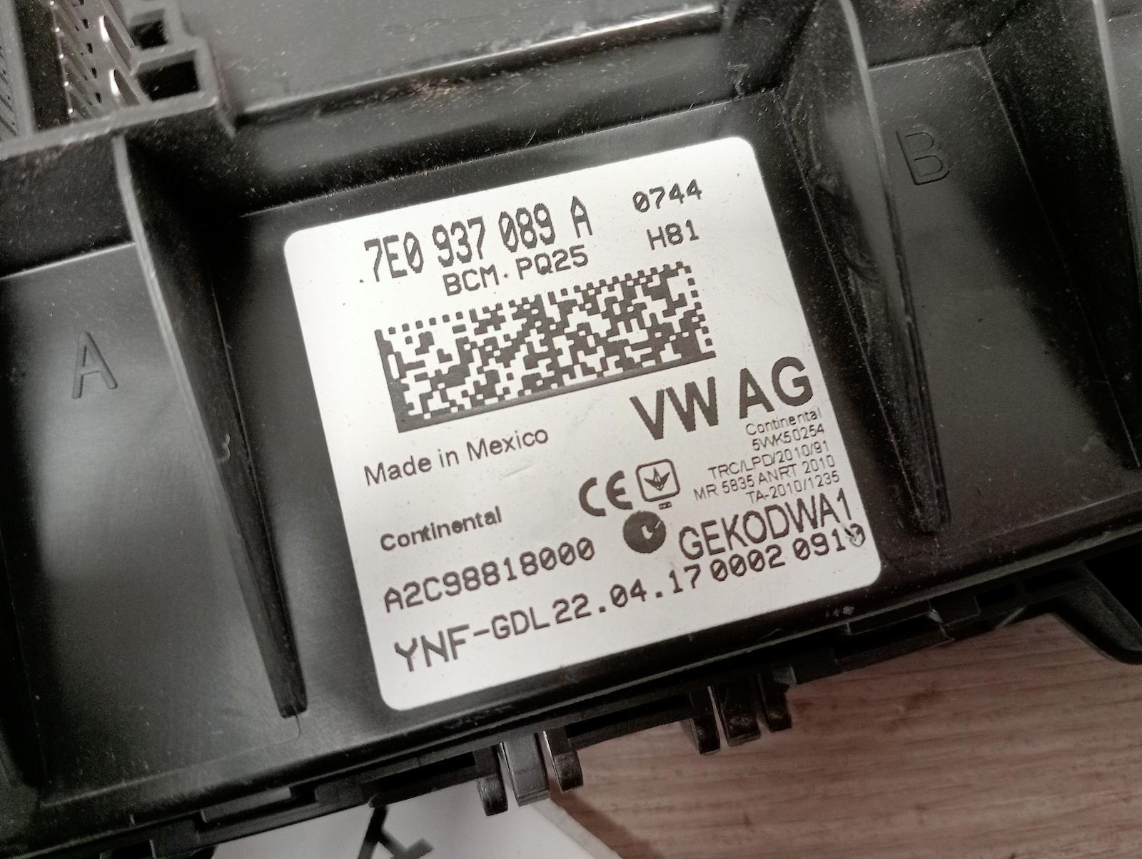8976082