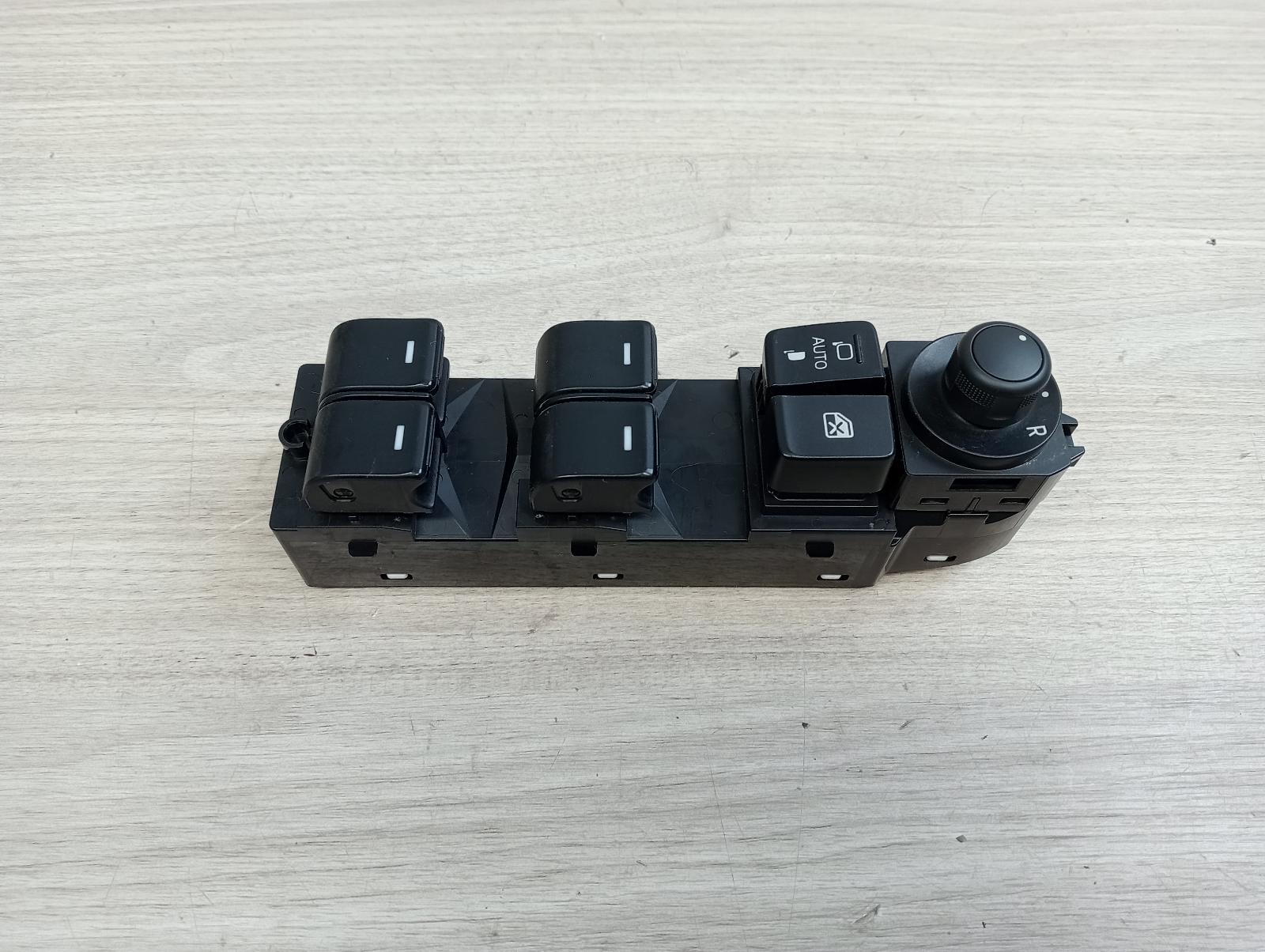 8901973