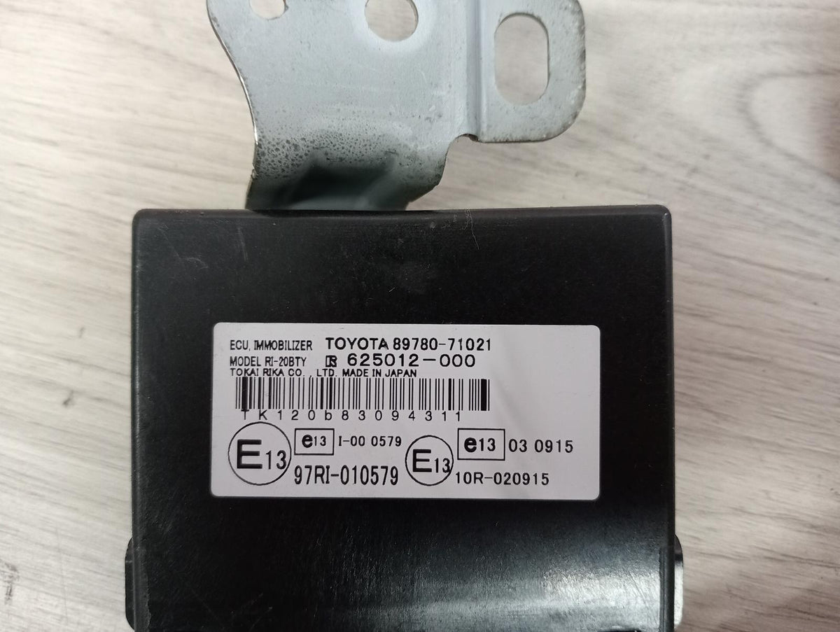 8976073