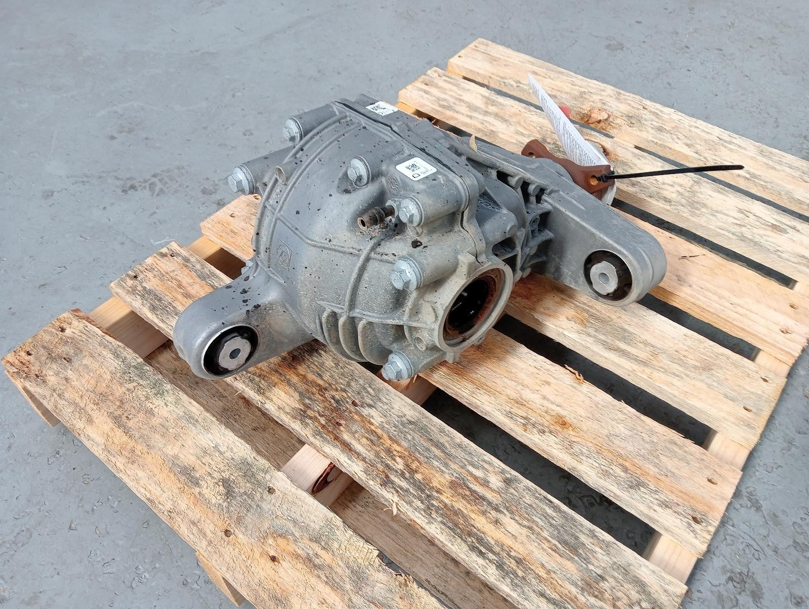 HOLDEN COMMODORE DIFFERENTIAL CENTRE VF, V6, LFX/LWR (210mm), 3.27 RATIO, NON LS