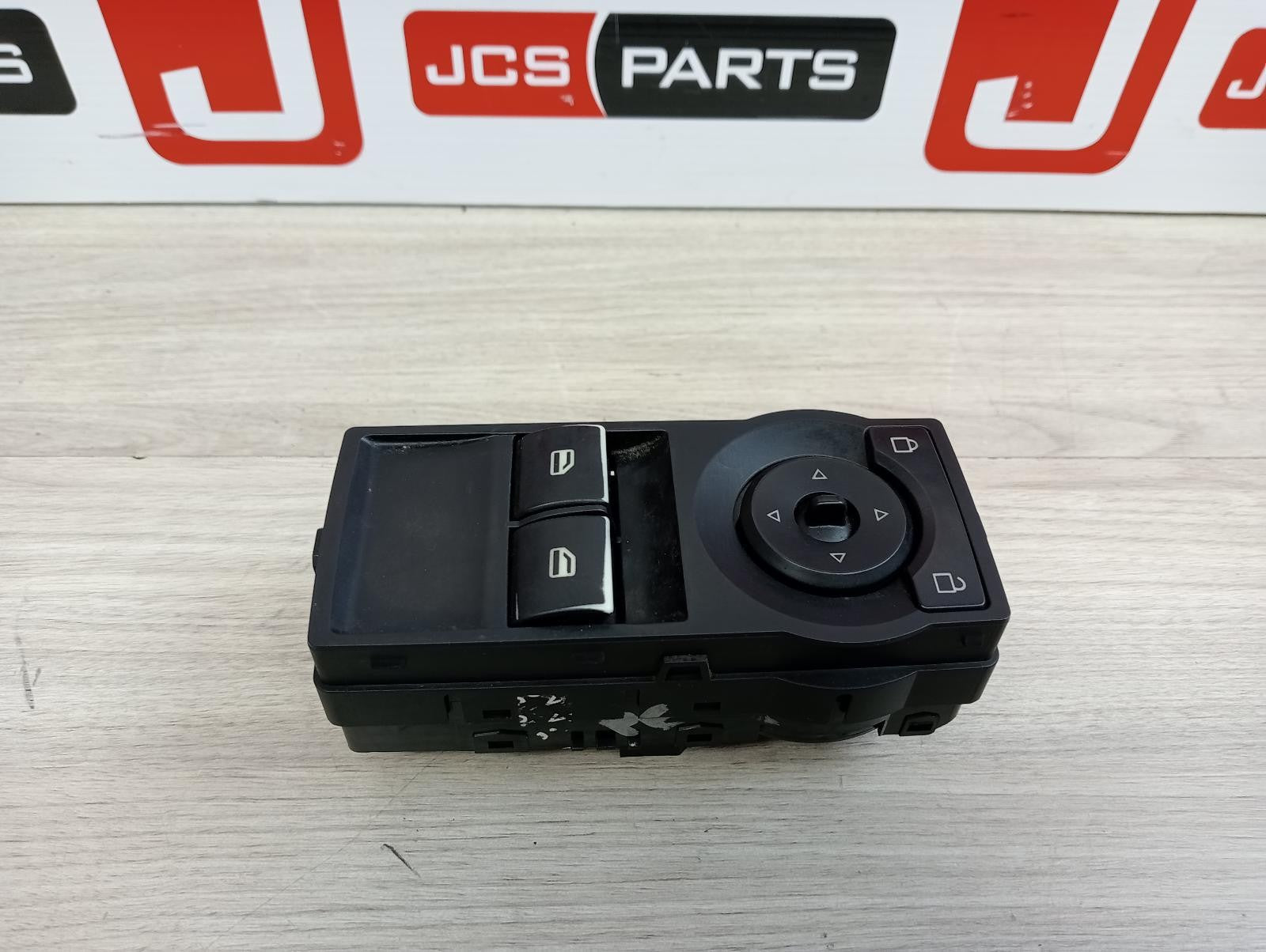 HOLDEN COMMODORE POWER WINDOW SWITCH FRONT CENTRE MASTERSWITCH, 2 DOOR, BLACK, V