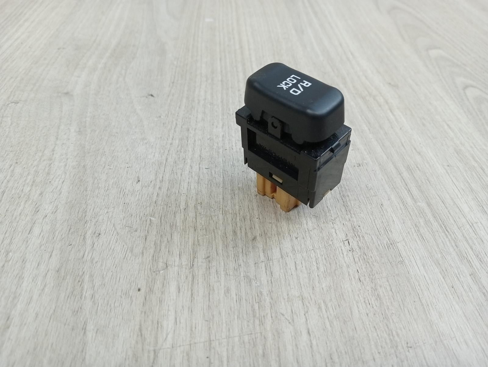 8923002