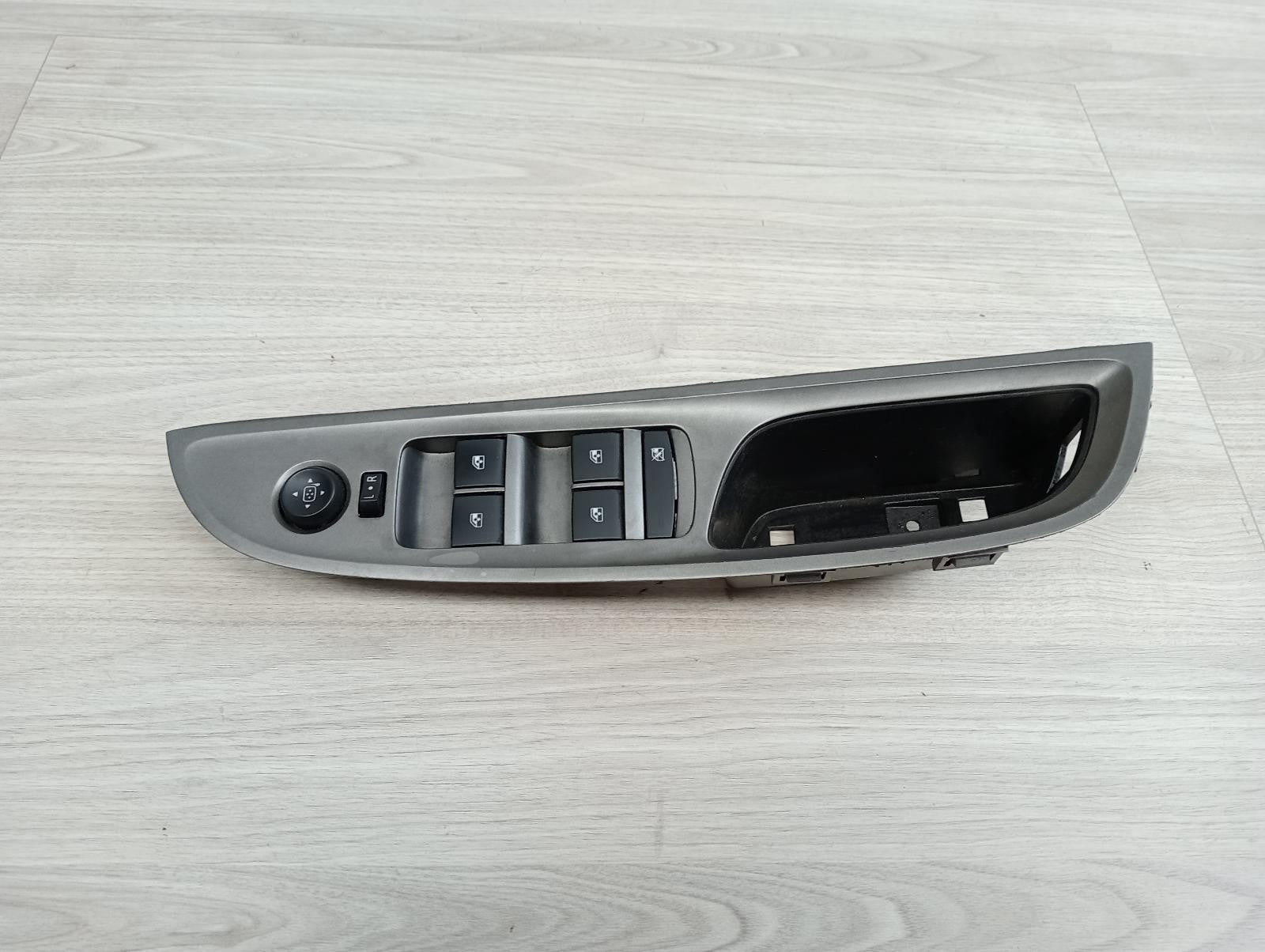HOLDEN COMMODORE POWER WINDOW SWITCH RH FRONT (MASTER SWITCH), WAGON/SEDAN, EVOK