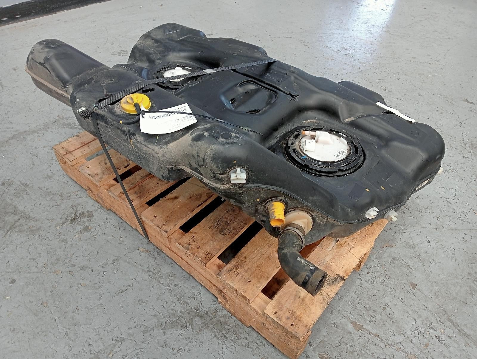 HOLDEN COMMODORE FUEL TANK VF, PETROL TYPE, 05/1312/17 2015