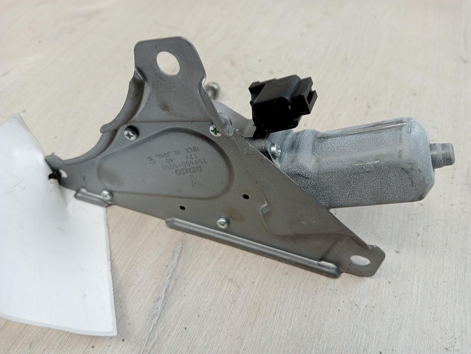 8943572