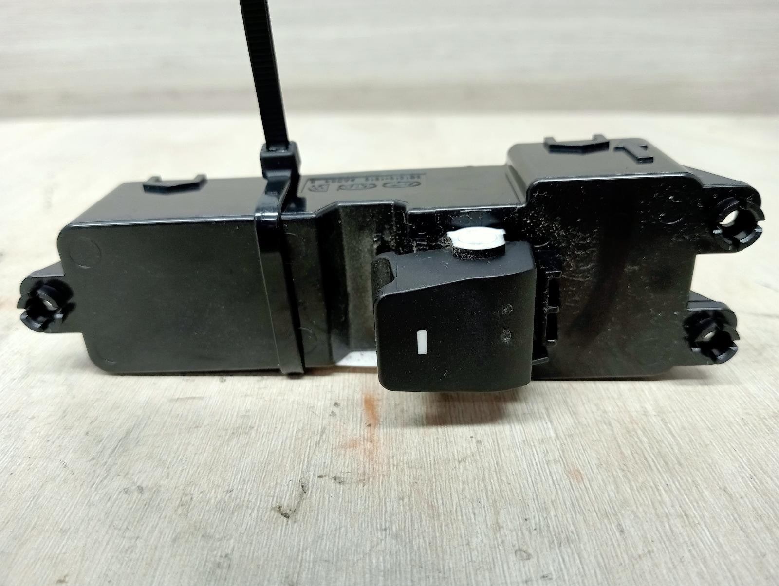 HYUNDAI TUCSON POWER WINDOW SWITCH LH FRONT, TL, 06/1501/21 2020