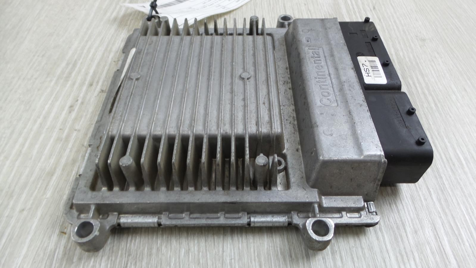 8943106