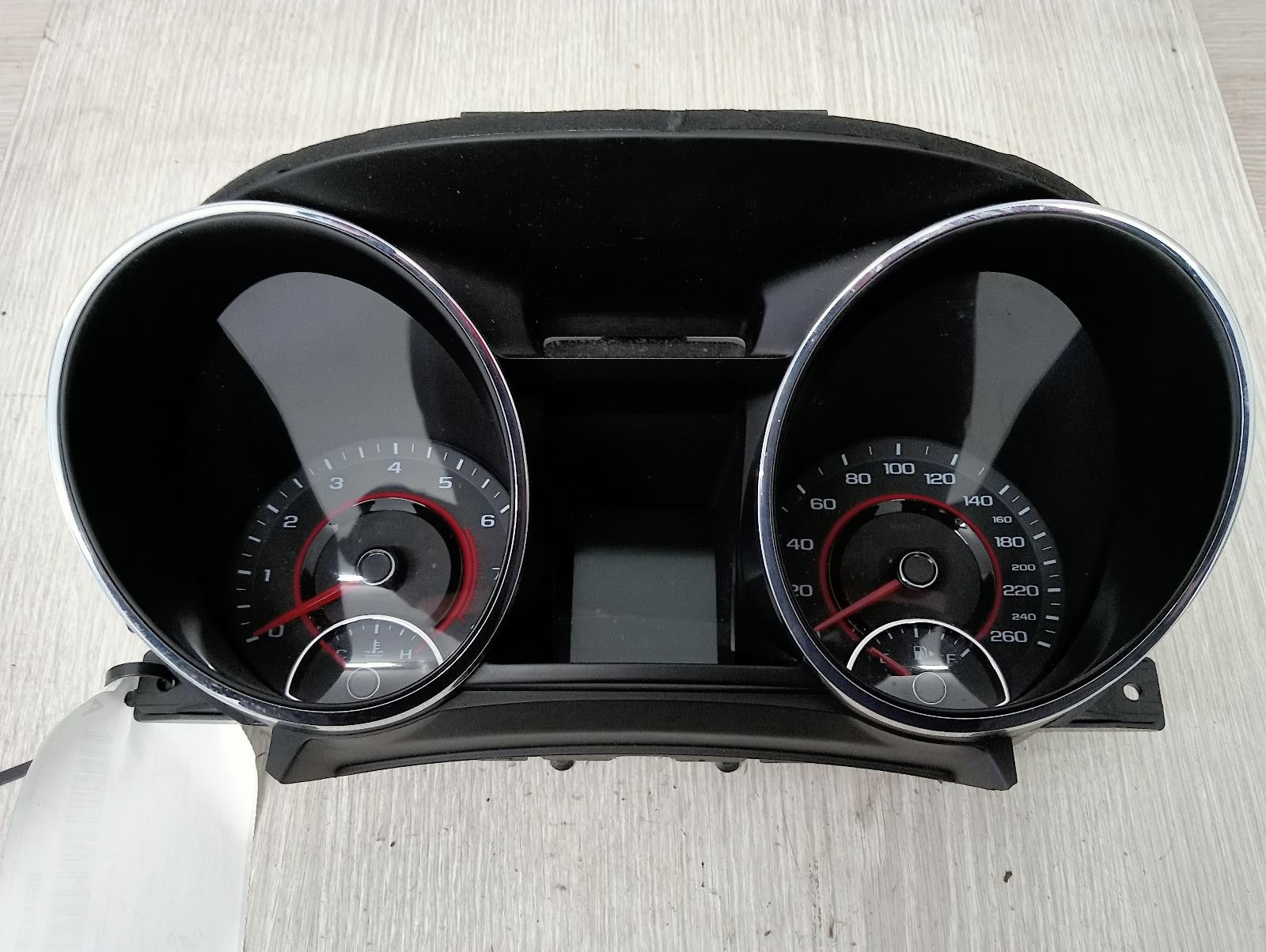 HOLDEN COMMODORE INSTRUMENT CLUSTER INSTRUMENT CLUSTER, AUTO T/M, VF, SS/SSV/SV