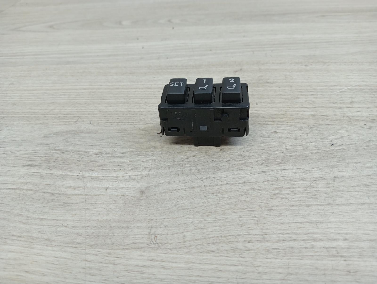 8960853