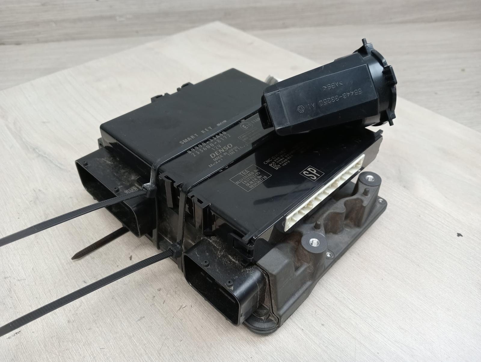 8960082