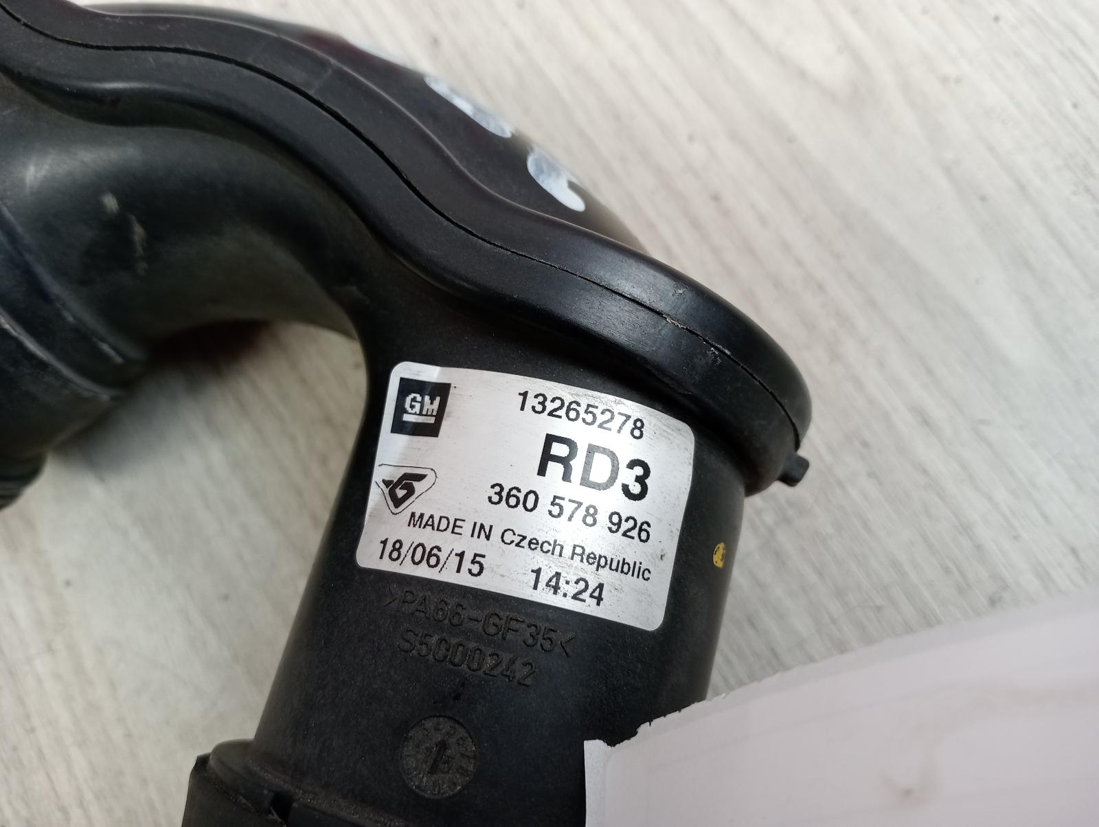 8952572