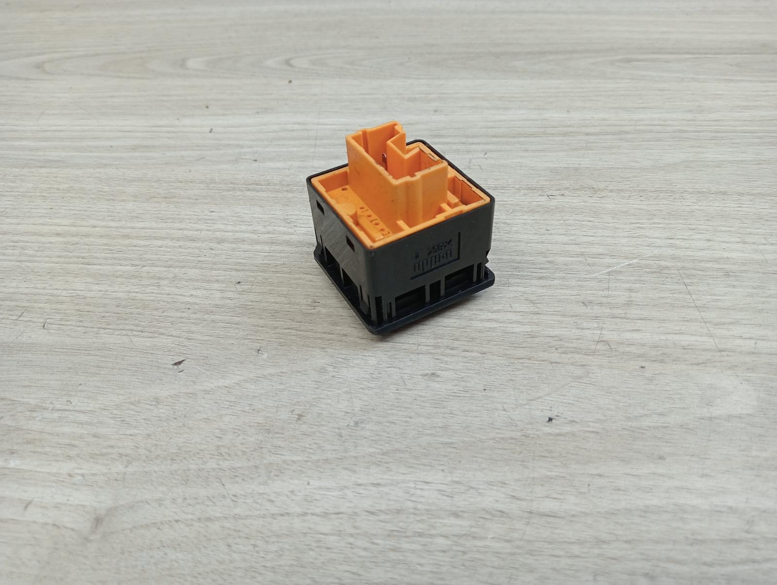8960275