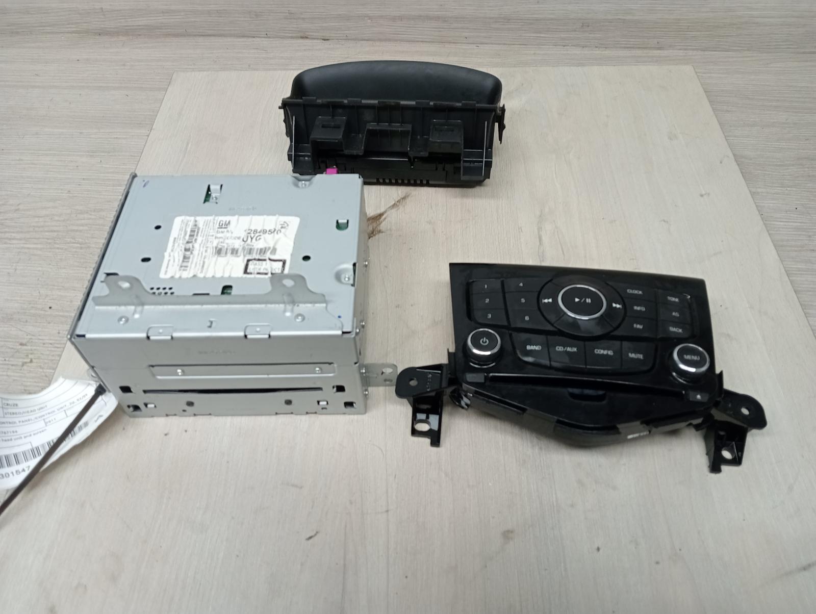 HOLDEN CRUZE STEREO/HEAD UNIT DASH RADIO CONTROL PANEL/CONTROL UNIT, JG, 03/09-0
