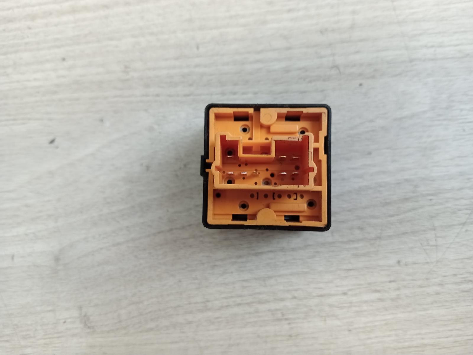 8960275