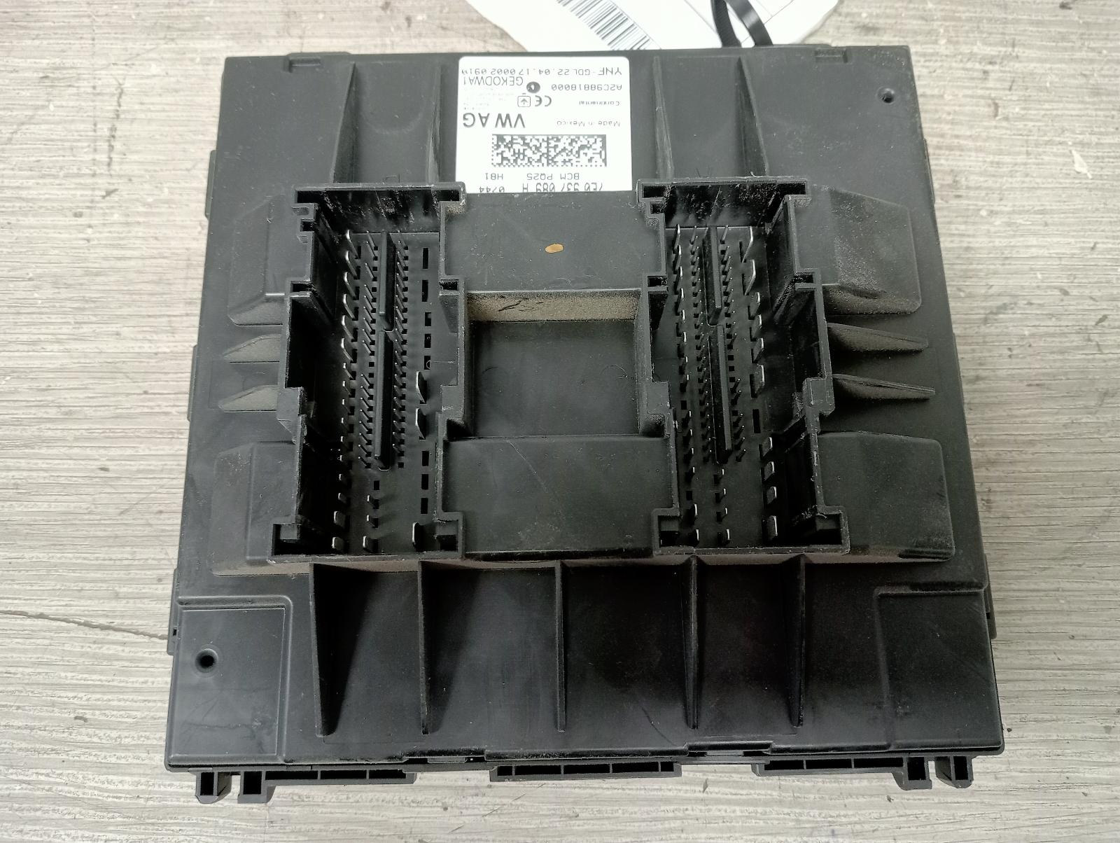8976082