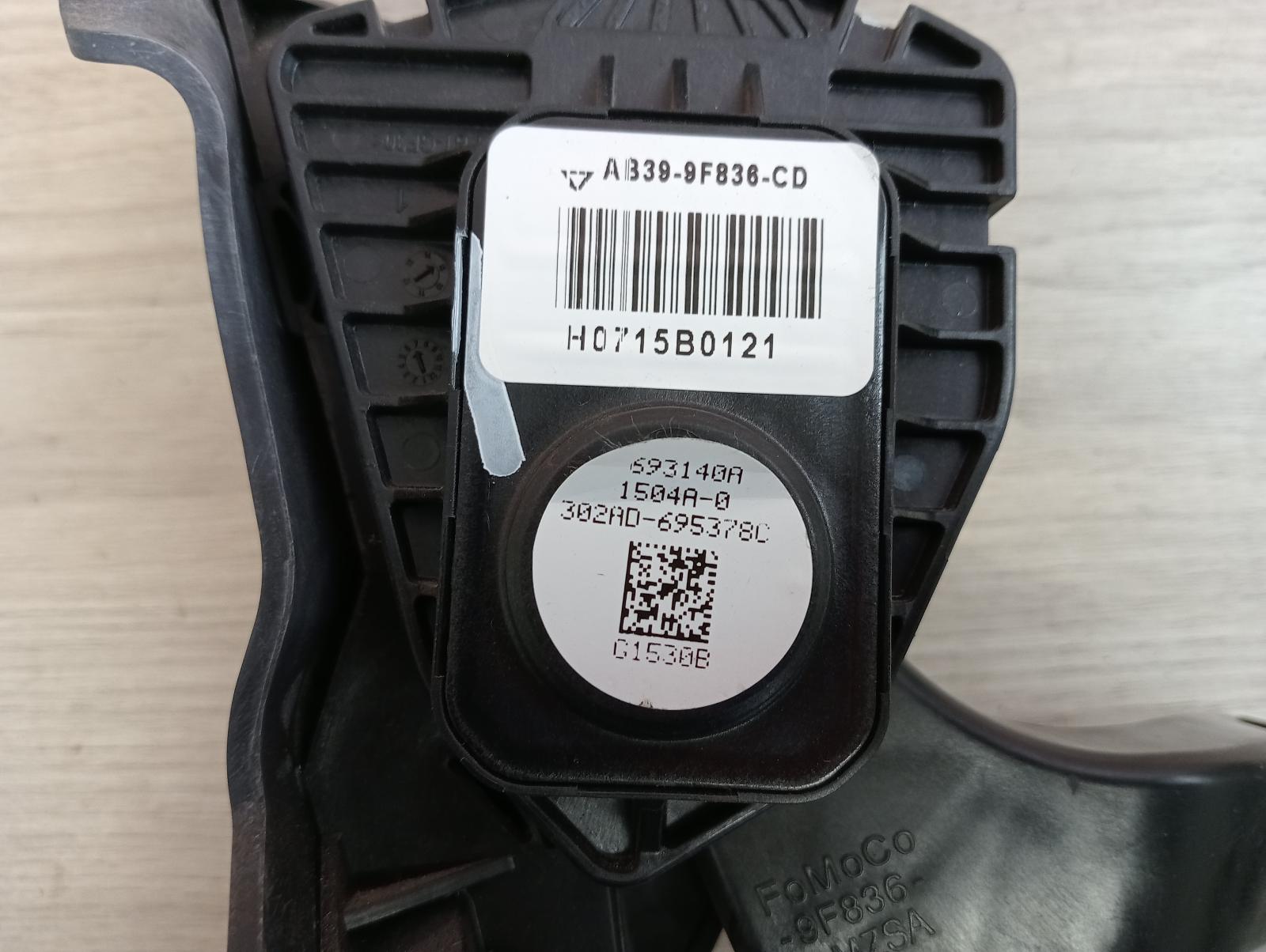 8976757