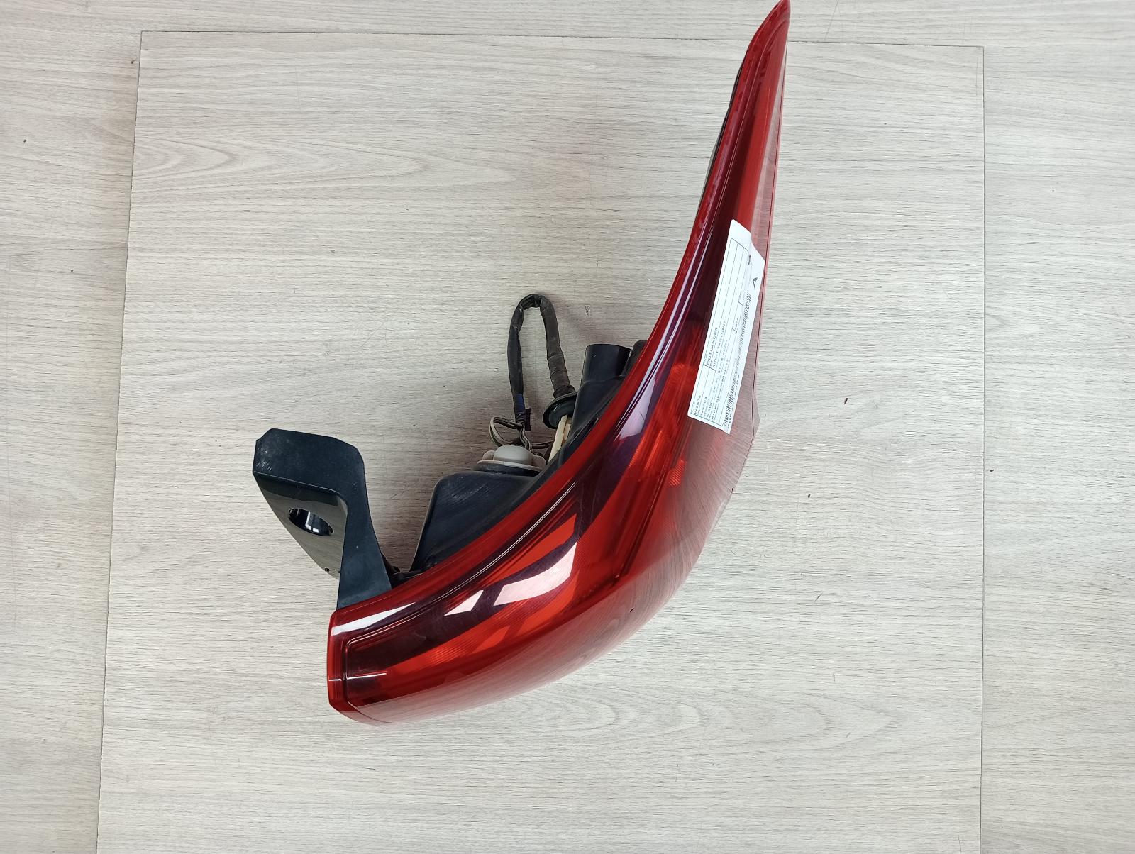 8833572