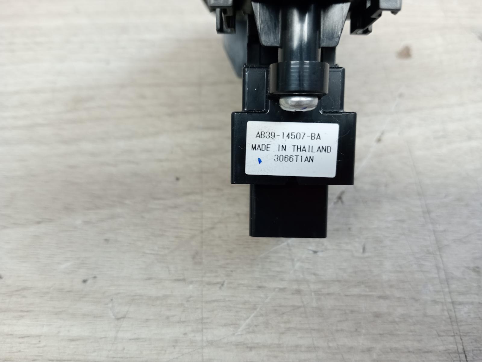 8976033