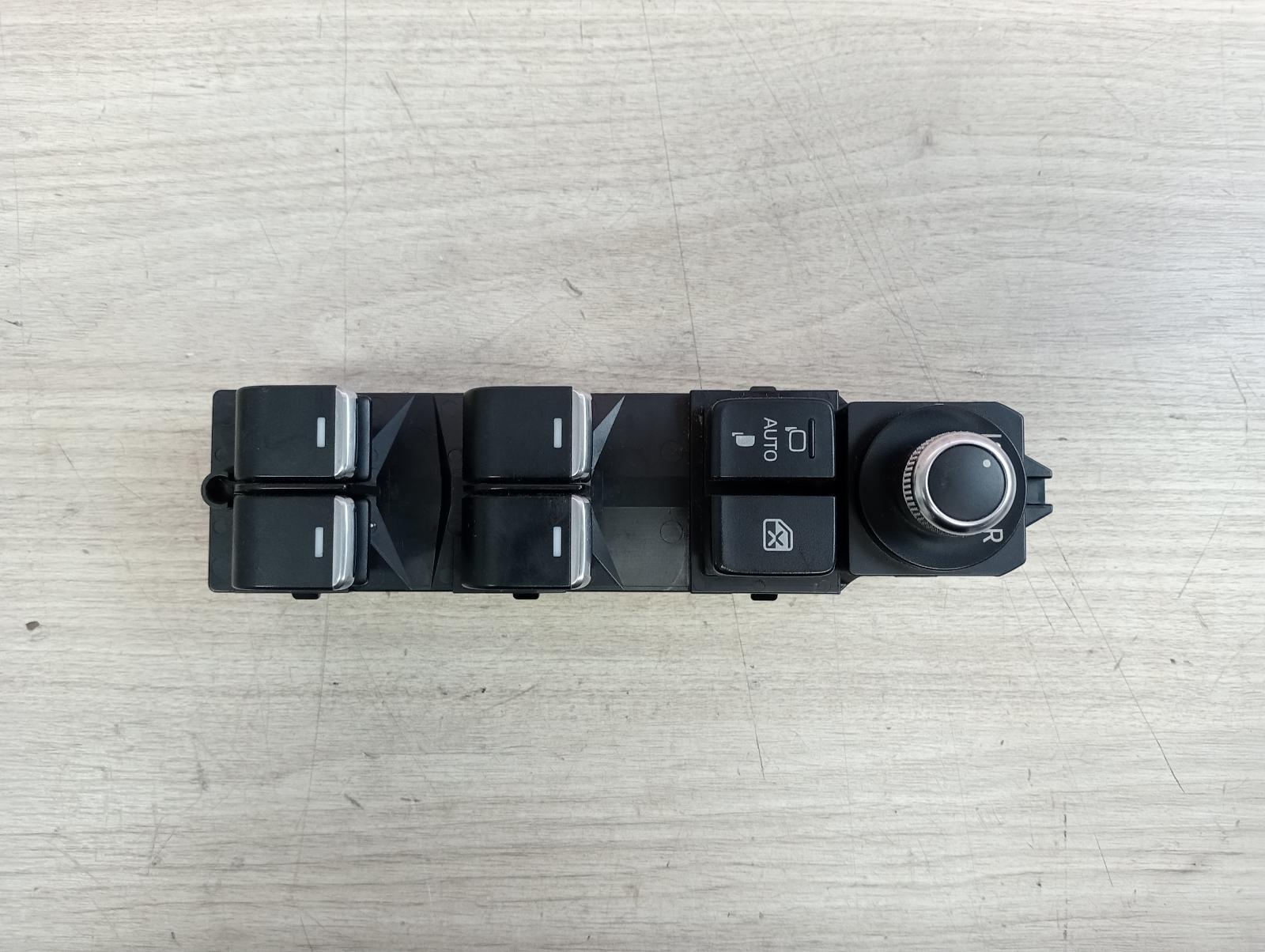 8890400