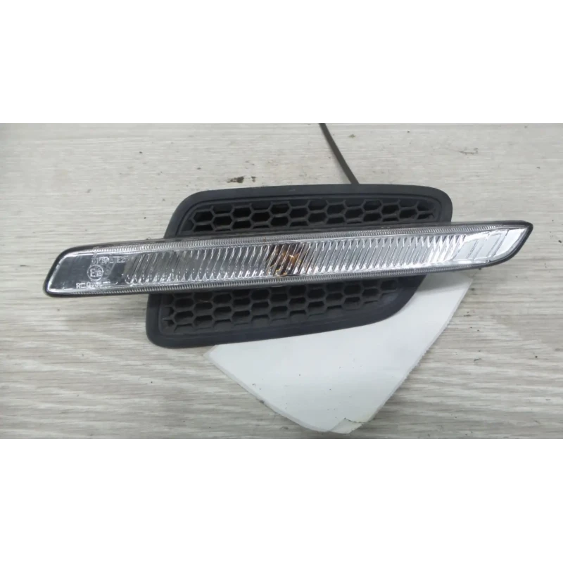 HOLDEN COMMODORE RIGHT INDICATOR/FOG/SIDE GUARD FLASHER (REPEATER), VE, 08/06-04