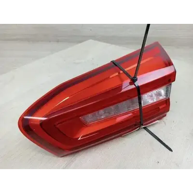 FORD FOCUS REAR GARNISH TAILGATE LAMP (RH SIDE), SA, HATCH, LED TYPE, 10/18-01/2