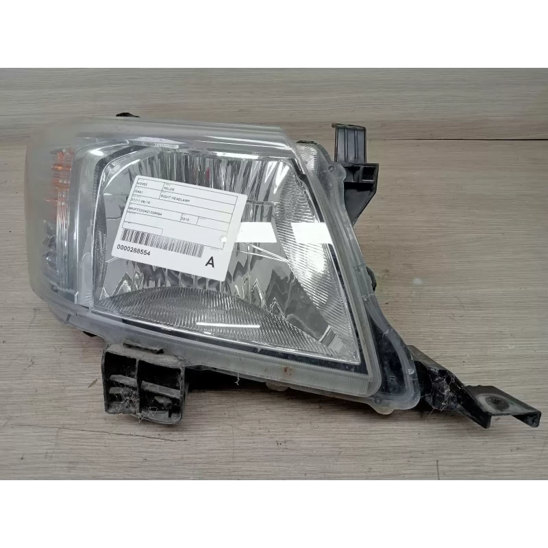 TOYOTA HILUX RIGHT HEADLAMP 07/11-08/15 2015