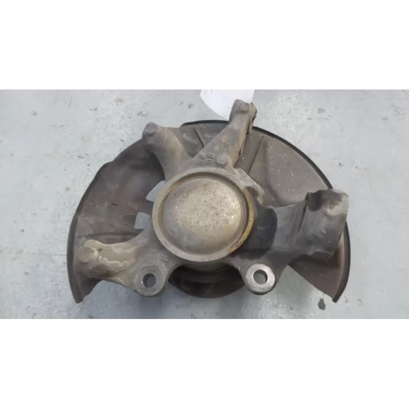 TOYOTA HILUX RIGHT FRONT HUB ASSEMBLY 2WD, NON ABS TYPE (255mm DISC), 02/05-08/1