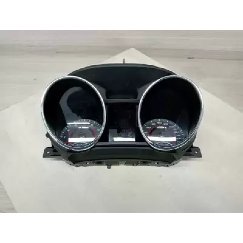 HOLDEN COMMODORE INSTRUMENT CLUSTER INSTRUMENT CLUSTER, AUTO T/M, VF, SS/SS-V/SV