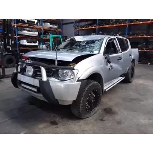 MITSUBISHI TRITON OWNERS HANDBOOK MN, 08/09-04/15 2013