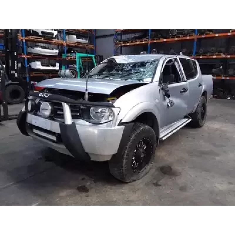 MITSUBISHI TRITON OWNERS HANDBOOK MN, 08/09-04/15 2013