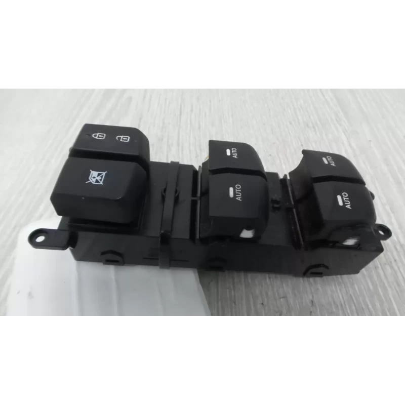 HYUNDAI I30 POWER WINDOW SWITCH RH FRONT (MASTER SWITCH), GD, 5DR HATCH, 03/12-0