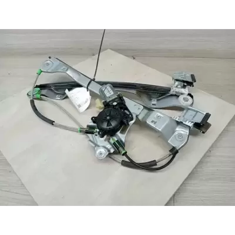 HOLDEN COMMODORE RIGHT FRONT WINDOW REG/MOTOR VF, EVOKE, 05/13-12/17 2015